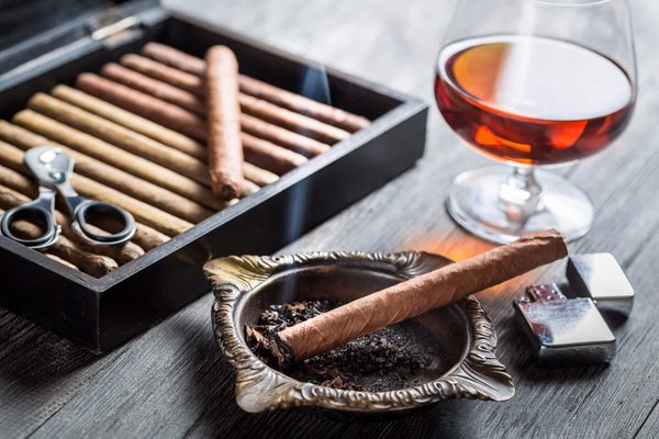 Quels sont les accessoires indispensables pour un amateur de cigare ?