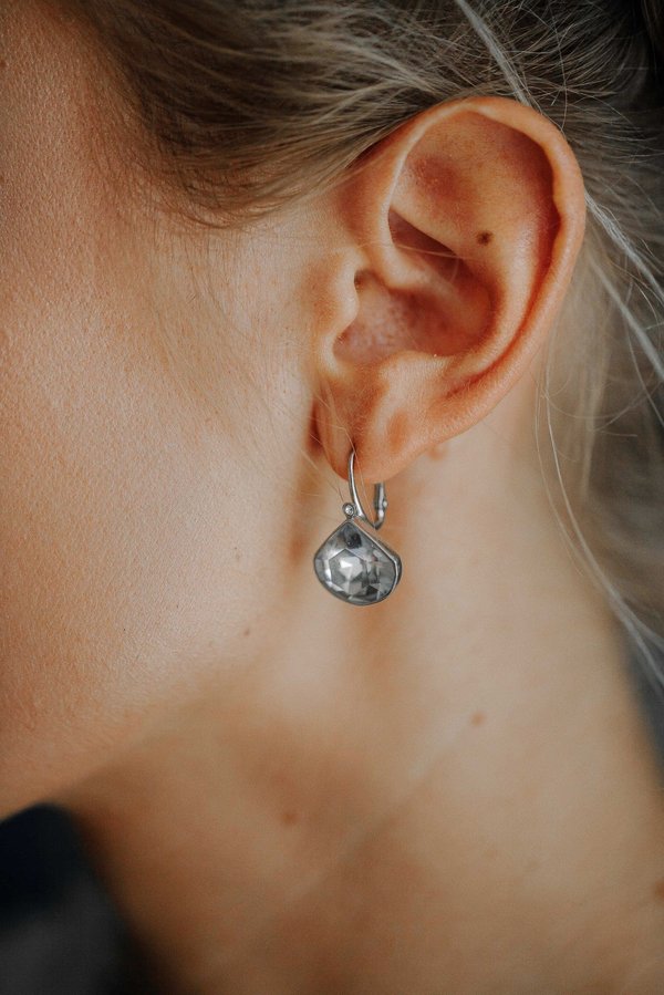 Existe-t-il des boucles d'oreilles hypoallergéniques pour les peaux sensibles?